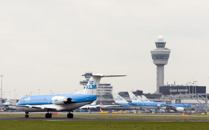 AMSTELVEEN - KLM-directeur Peter Hartman stelt in De Volkskrant dat het aantal boekingen bij KLM „schrikbarend” snel afneemt. „Het kost ons dit jaar een half miljoen tot een miljoen passagiers”, aldus de topman. Foto ANP