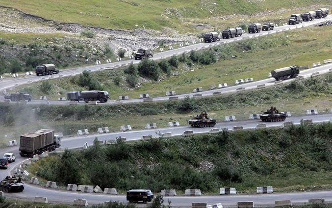 DZHAVA – Een colonne Russische troepen afkomstig uit de Zuid Ossetische hoofdstad Tschinvali passeert de plaats Dzhava op zijn weg terug naar Rusland. Volgens het Russische ministerie van Defensie zou de terugtrekking uit Georgië voor vrijdag middernacht 