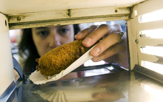 HILVERSUM - Nederlanders die in het buitenland werken, missen vooral de kroket en de frikandel. Uit een onderzoek van de Wereldomroep onder 1300 expats blijkt dinsdag dat bijna de helft van de ondervraagden deze snacks mist. Foto ANP