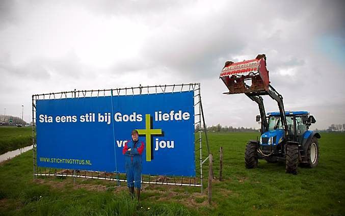 Boer Leen van Hoorne bij een evangelisatieposter op zijn land, langs de A27 bij Gorinchem. De provincie Zuid-Holland wil dat het bord wordt verwijderd. Ze vindt dat er sprake is van een commerciële uiting, vanwege de verwijzing naar de website van de stic