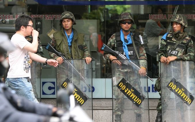 Oproerpolitie stond woensdag paraat in de Thaise hoofdstad Bangkok. Foto EPA