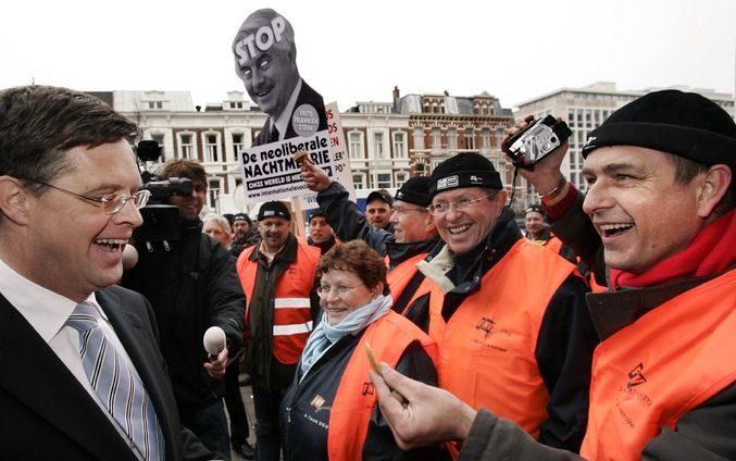 Balkenende krijgt een versnapering aangeboden voorafgaand aan een eerder Voorjaarsoverleg. - Foto ANP