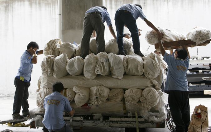 SINGAPORE – In Singapore werden dinsdag overlevingspakketten, met onder meer tenten, klaargemaakt voor transport naar Birma. Over ter wereld hebben landen inmiddels toegezegd de getroffen Birmese bevolking te steunen. Foto Reuters