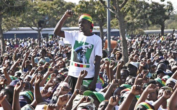 Honderden aanhangers van Mugabe tijdens de laatste dag van de verkiezingscampagne in Chitungwiza, Zimbabwe. Mugabe zei donderdag bereid te zijn te onderhandelen met de oppositie. Foto EPA