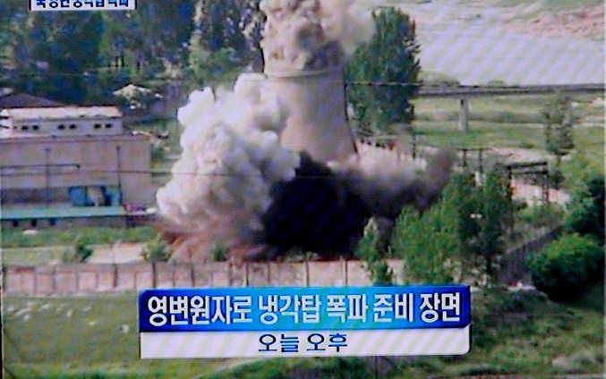 YONGBYON – Noord-Korea heeft vrijdag een koeltoren van het nucleaire complex Yongbyon opgeblazen. Beelden van de explosie waren te zien op nieuwszender CNN. Foto EPA