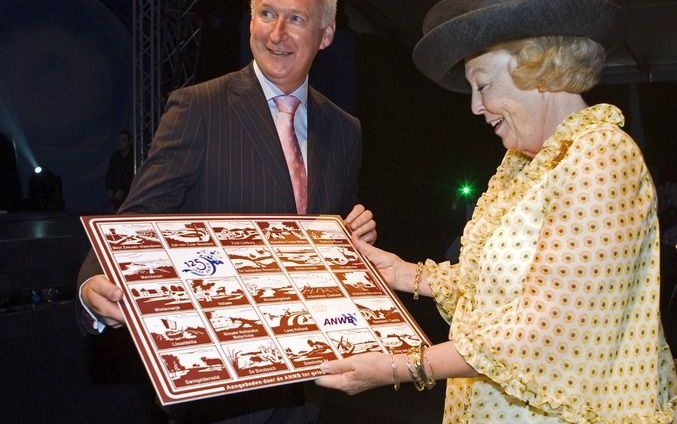 DEN HAAG - Koningin Beatrix krijgt van Guido van Woerkom alle bruine borden. Deze borden zijn het nationale geschenk van de ANWB aan Nederland. Foto ANP