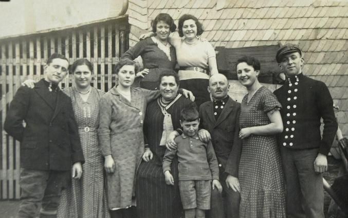 AMSTERDAM – De laatste gezinsfoto van de familie Goldschmidt in Bad Berleburg, in de jaren dertig. Voor de omgekomen gezinsleden worden volgende week voor hun vroegere woonhuis Stolpersteine aangebracht. Foto’s familie Schoenmakers