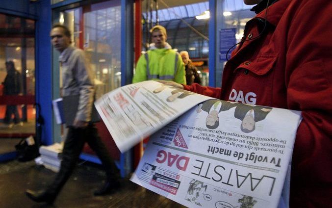 De jongste krant van Nederland, DAG, heeft het onderspit gedolven in de felle concurrentiestrijd met Sp!ts, Metro en De Pers. Op het Centraal Station in Amsterdam is daar een klein aantal lezers rouwig om. Foto ANP