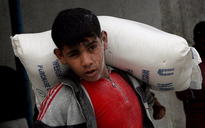 De Verenigde Naties hebben dinsdag de voedselhulp aan de 1,5 miljoen inwoners van de Gaza-strook hervat. Foto EPA