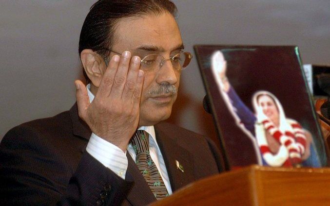 De Pakistaanse president Asif Ali Zardari noemde de daders van de aanslagen in Bombay maandag 'non-staatdaders'. Foto: Zardari op archieffoto tijdens herdenking van de vermoorde presidentskanidate Bhutto. Foto EPA.