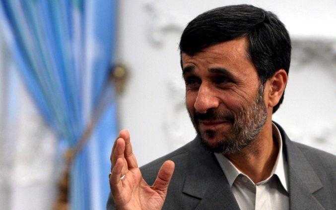 De Iraanse president Mahmoud Ahmadinejad heeft tijdens zijn kersttoespraak gezegd dat het kwaad in de wereld komt doordat landen zich niet houden aan het woord van Christus. Foto EPA