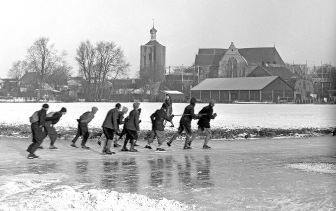 Deelnemers aan de achtste Elfstedentocht passeren op 22 januari 1942 Workum. Na de tocht overleden drie schaatsers aan een tetanusinfectie van bevriezingswonden. Foto ANP