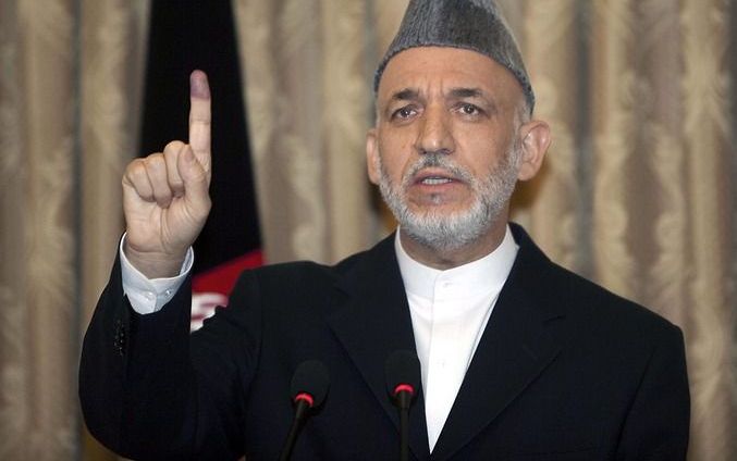 De Afghaanse president Hamid Karzai laat zien dat hij gestemd heeft. Foto EPA