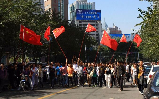 Duizenden Chinezen zijn gisteren in de provinciehoofdstad Urumqi de straat opgegaan om betere overheidsbescherming te eisen. Foto ANP