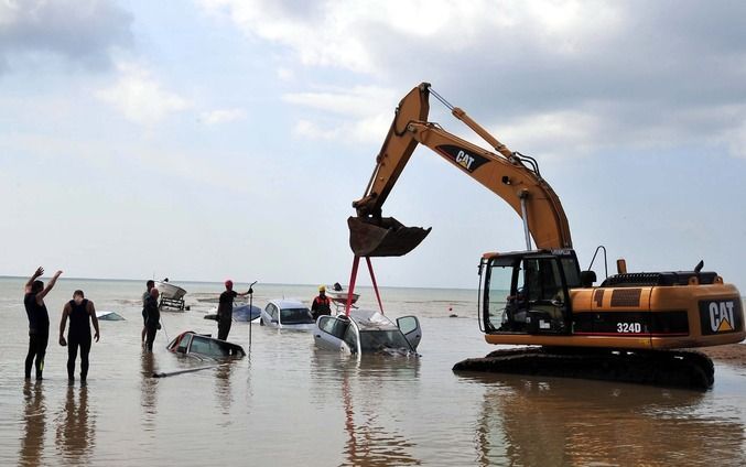 Pompen werken op volle toeren. Istanbul ruimt op, een dag na de overstromingen. En de stad verwacht weer regen die voor vrijdag is voorspeld. Foto EPA