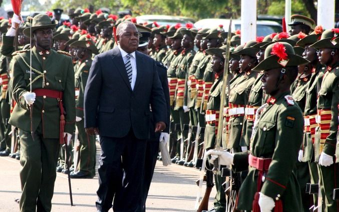 LUSAKA (ANP/AFP) – Een leidende politicus van de Zambiaanse regeringspartij Beweging voor Meerpartijendemocratie (MMD) heeft dinsdag blijk gegeven van originele opvattingen over de democratische dialoog. Hij bedreigde oppositieleidster Edith Nawakwi met e