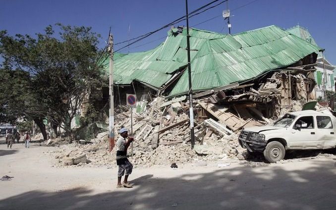 APELDOORN – De kerkelijke jongerenorganisaties HHJO, JBGG, LCJ en de redactie van jongerenpagina Puntuit van Reformatorisch Dagblad hebben een Bijbelstudie samengesteld naar aanleiding van de aardbeving in Haïti. Foto EPA