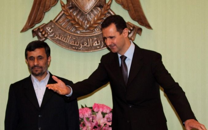 Ahmedinejad (links) en Assad tijdens een meeting donderdag. Foto EPA.