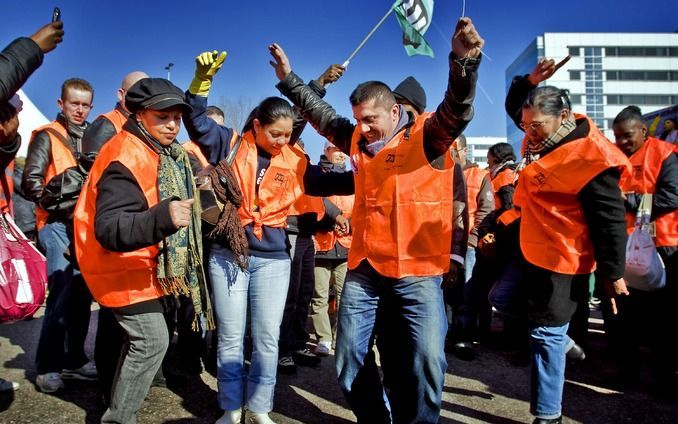 SCHIPHOL – Honderden schoonmakers hebben dinsdag het werk neergelegd. Op Schiphol voeren zij actie voor meer respect en een betere cao. ’Schoon genoeg’ staat op de borden die een groep Amsterdamse schoonmakers op de luchthaven vasthoudt. Foto ANP