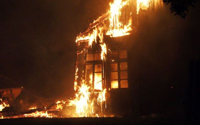 VEENDAM - Het centrum van Veendam is dinsdagavond opnieuw opgeschrikt door een grote brand. Het vuur woedde in een winkelpand in de Kerkstraat. Dat maakte de hulpverleningsdienst Groningen dinsdag bekend. Foto ANP