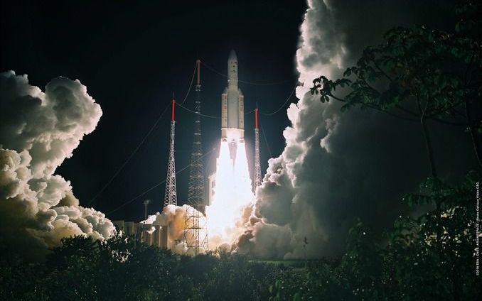 CAYENNE – Een Europese raket heeft vrijdagavond twee telecommunicatiesatellieten in een baan om de aarde gebracht. De raket van het type Ariane–5 werd gelanceerd vanaf het ruimtevaartcentrum in Kourou, Frans Guyana. Foto EPA