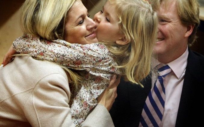 Prins Willem-Alexander en prinses Máxima nemen afscheid van Amalia. Foto's ANP