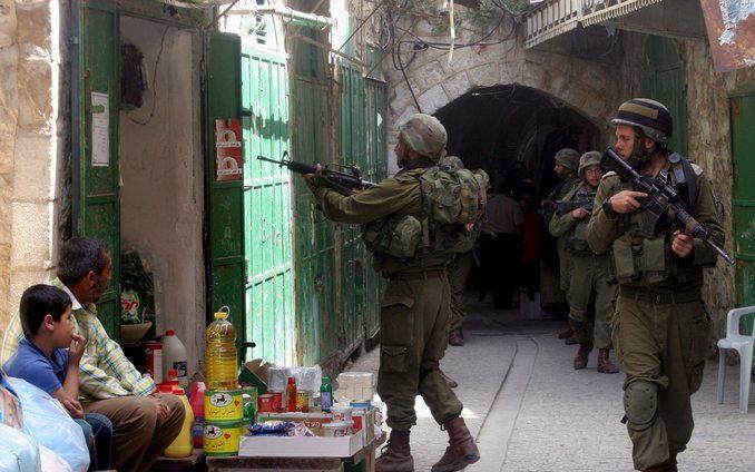 HEBRON – Israëlische soldaten patrouilleerden dinsdag door de straten van het oude deel van Hebron, op de Westelijke Jordaanoever. In de Gazastrook liquideerde de Israëlische luchtmacht dinsdag een commandant van de Islamitische Jihad. Foto EPA