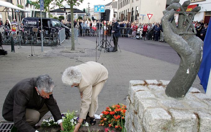 OUD BEIJERLAND – Tijdens de dodenherdenking vorig jaar werd in Oud Beijerland een boom geplant bij het monument voor de omgekomen Joden. Maandag verschijnt een tweede boek over de Joodse gemeenschap in het dorp in de Hoeksche Waard. Foto Reijn Geleijnse