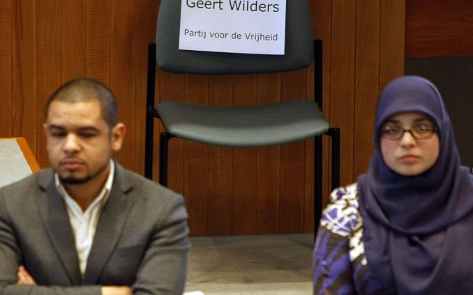 Politicus Wilders wil openlijk de confrontatie aangaan met drie zeer orthodoxe imams. De PVV–leider nodigt hen uit voor de eerste debatavond in Waddinxveen over zijn anti–Koranfilm Fitna nu de islamitisch geestelijk leiders uit Gouda daarvoor zijn afgehaa