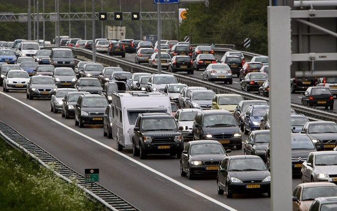 RIJSWIJK (ANP) – Het was donderdagavond tijdens de avondspits al vroeg druk op de Nederlandse wegen. Aan het begin van de meivakantie stonden de toeristen massaal in de rij naar het zuiden en richting de Veluwe. Dat heeft de ANWB gemeld. Foto ANP