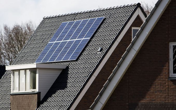 DEN HAAG (ANP) – Het kabinet heeft op aandrang van de Tweede Kamer extra geld uitgetrokken voor subsidie aan mensen die zonnepanelen op hun dak plaatsen, maar de pot is weer leeg. Foto ANP