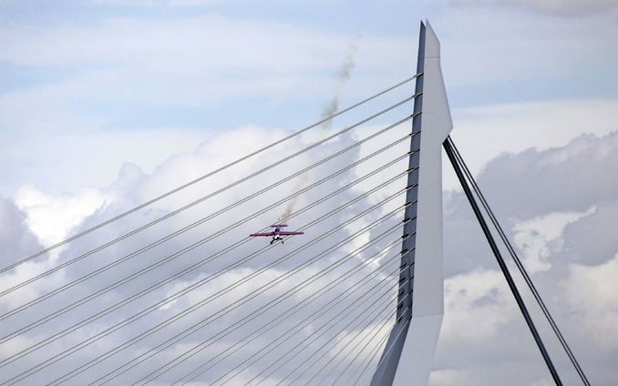 ROTTERDAM - Stuntvliegtuig van de Red Bull Air Race oefent woensdag boven Rotterdam. De piloten verkennen de baan en proberen technische aanpassingen uit om het 'circuit' zo snel mogelijk te kunnen afleggen. De kwalificatie van het vliegevenement vindt za