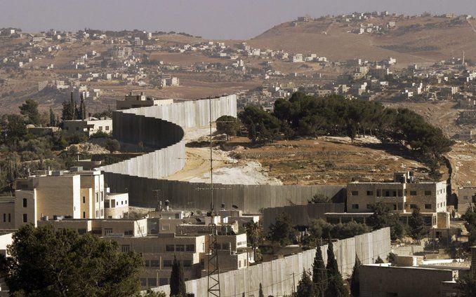 Israël laat een stuk van 2,4 kilometer van de afscheidingsmuur met de Westelijke Jordaanoever afbreken. Foto EPA