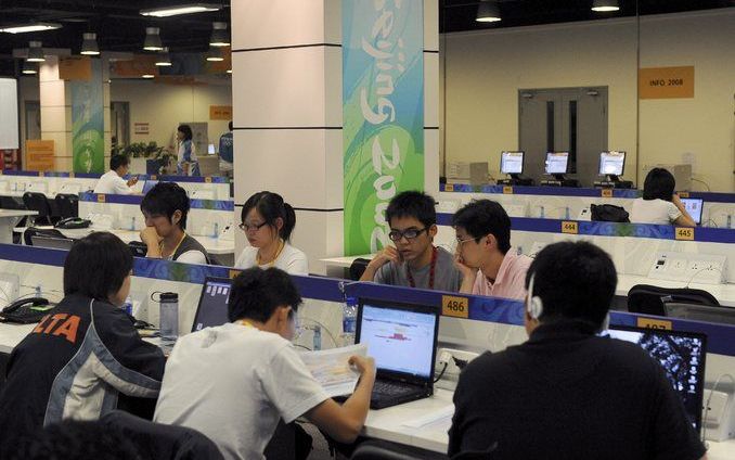 PEKING - Sportjournalisten in het olympisch perscentrum in Peking. Foto EPA