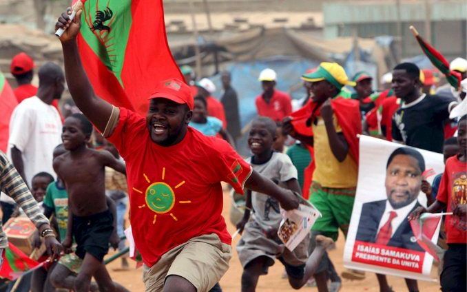 CASENGA - Aanhangers van oppositiepartij Unita, woensdag tijdens een partijbijeenkomst in Casenga, Angola. Foto EPA.