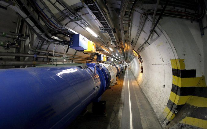 GENEVE - De Large Hadron Collider (LHC) is een 27 kilometer lange ring die ongeveer 100 meter onder de grond ligt, op de grens van Frankrijk en Zwitserland. De bouw heeft meer dan 6 miljard euro gekost. Foto EPA