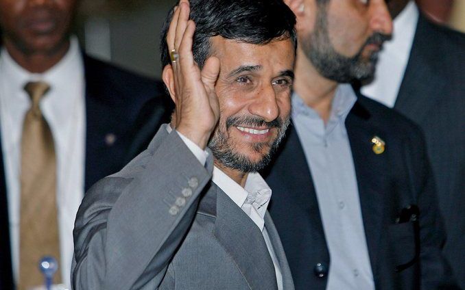 NEW YORK - „Het Amerikaanse rijk staat op instorten”, aldus de Iraanse president Mahmud Ahmadinejad gisteren bij de opening van de Algemene Vergadering van de VN in New York, kort nadat president Bush Iran ervan had beschuldigd het internationaal terroris