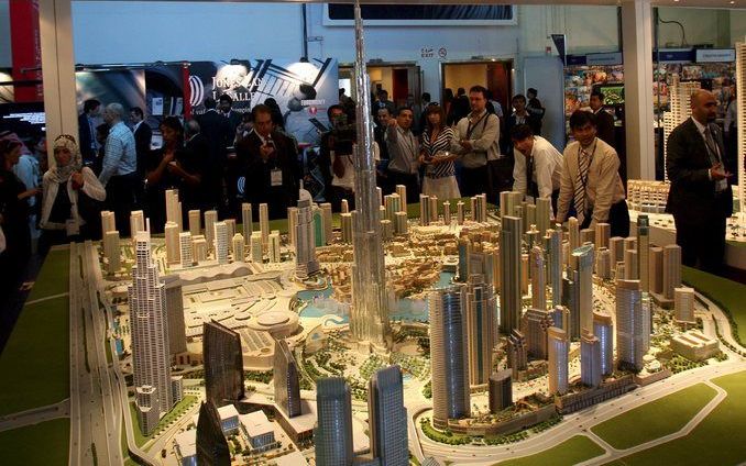 DUBAI – Een model van het Burj en Mall Dubaicomplex zorgt voor bewonderende blikken bij bezoekers van de Cityscapetentoonstelling in Dubai. Burj Dubai is met zijn 629 meter het hoogste gebouw ter wereld, de Dubai Mall herbergt een enorm winkelcentrum. Cit