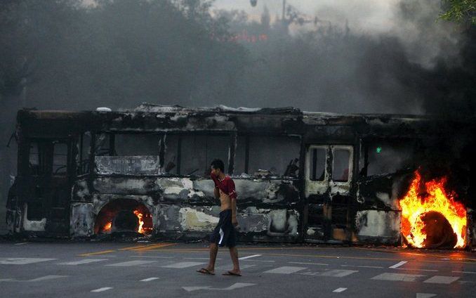 De ongeveer tweeduizend betogers die in de Thaise hoofdstad Bangkok rond de overheidsgebouwen kamperen, maken zich op om te vertrekken. Foto EPA