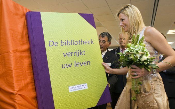 WASSENAAR – Maximá opende de nieuwe bibliotheek in haar woonplaats maandagmiddag, maar is nog geen lid. Daarom kreeg ze meteen vijf lidmaatschapskaarten aangeboden. Met de bibliotheekpasjes mogen de prinses en haar gezin een jaar lang boeken lenen. Foto A