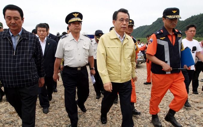 SEOUL - Premier Han Seung-soo, derde van links, bezoekt de rivier Imjin, waarin de lichamen werden gevonden van zes mensen. Foto EPA