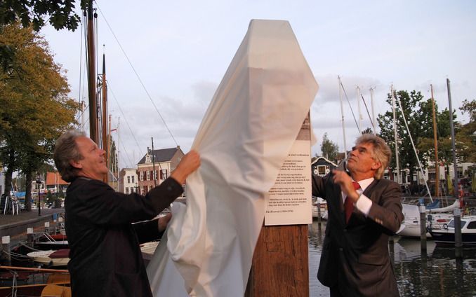 De onthulling van het gedicht. - Foto Wim van Vossen jr.