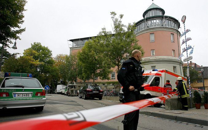 ANSBACH - Politieagenten zetten het gebied rodom de middelbare school in het Beierse Ansbach af waar een 19-jarige jongeman donderdagmorgen met brandbommen gooide. Tien scholieren raakten gewond, van wie vier ernstig. Foto EPA