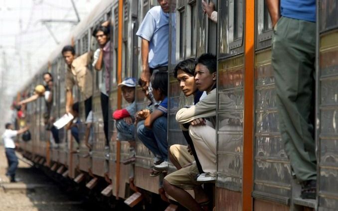 JAKARTA – Passagiers wachten tot de trein, zojuist vertrokken uit Jakarta maar getroffen door een stroomstoring, verder rijdt. Deze vertraging speelde in augustus 2005, maar nog steeds is elektriciteit een beladen woord in Jakarta. Storingen zijn aan de o