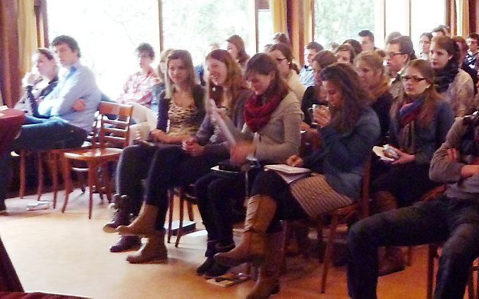 Jongeren luisteren naar inleidingen tijdens de Winterconferentie van de Jeugdbond Gereformeerde Gemeenten (JBGG) in Apeldoorn. Foto's RD.