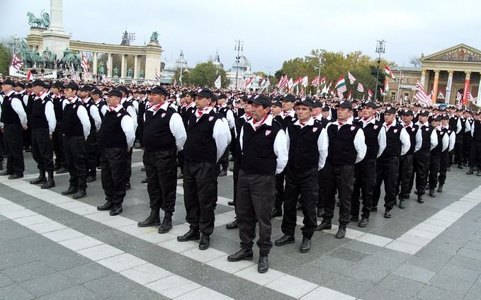 BOEDAPEST – Leden van de ”Maygar Garda” wonen een massabijeenkomst bij op het Heldenplein in Boedapest. De omstreden paramilitaire groepering is gelieerd aan de succesvolle Jobbikpartij. Foto RD