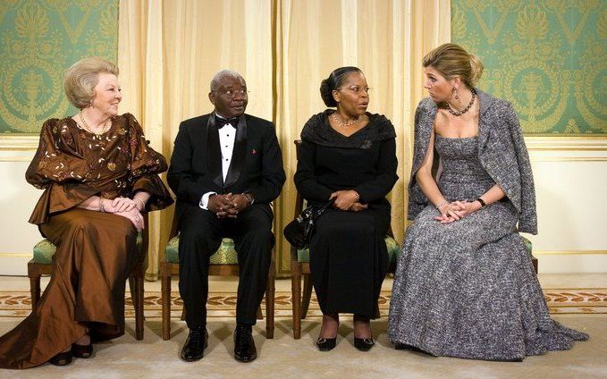 DEN HAAG - Koningin Beatrix ontvangt de President van Mozambique, Armando Emílio Guebuza, en mevrouw Maria da Luz Dai Guebuza op Paleis Noordeinde . Vlak voor het staatsbanket wordt de officiele foto gemaakt met Prinses Maxima erbij. Zij brengen van woens