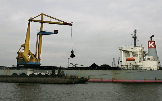 „Nederland importeerde in 2006 zo’n 8,5 miljoen ton steenkool, onder andere uit landen als Zuid Afrika, Colombia en Indonesië.” Foto: de overslag van kolen in de Rotterdamse haven. Foto ANP