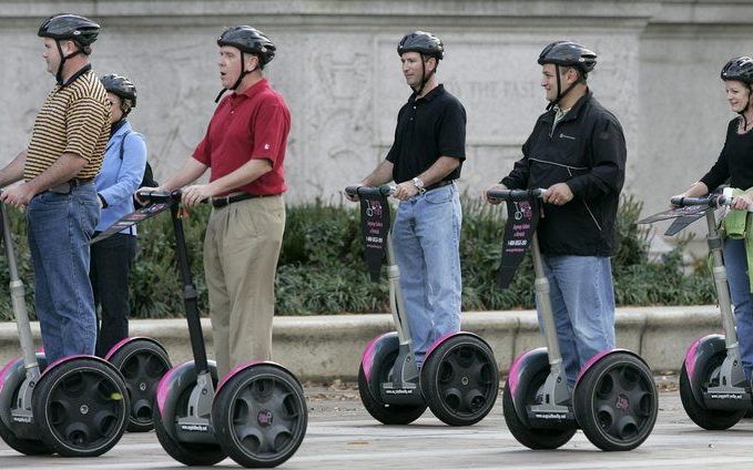 DEN HAAG – Nederlanders mogen uiterlijk vanaf 1 juli met de Segway de weg op. Ze mogen maximaal 30 kilometer per uur rijden op de gemotoriseerde tweewielerstep. Verder moeten ze duidelijk te identificeren zijn en geldt dezelfde verzekeringsplicht als bij 