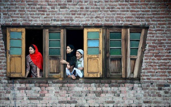 SRINAGAR – Inwoners van Srinagar volgden maandag vanuit hun huis de begrafenisstoet van sjeik Abdul Aziz, leider van de gematigde separatistische All Parties Hurriyat Conference. Aziz werd maandag gedood toen de politie wilde voorkomen dat 100.000 moslims